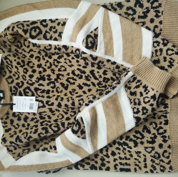 Sweater leopard print. - Picture 2 of 7